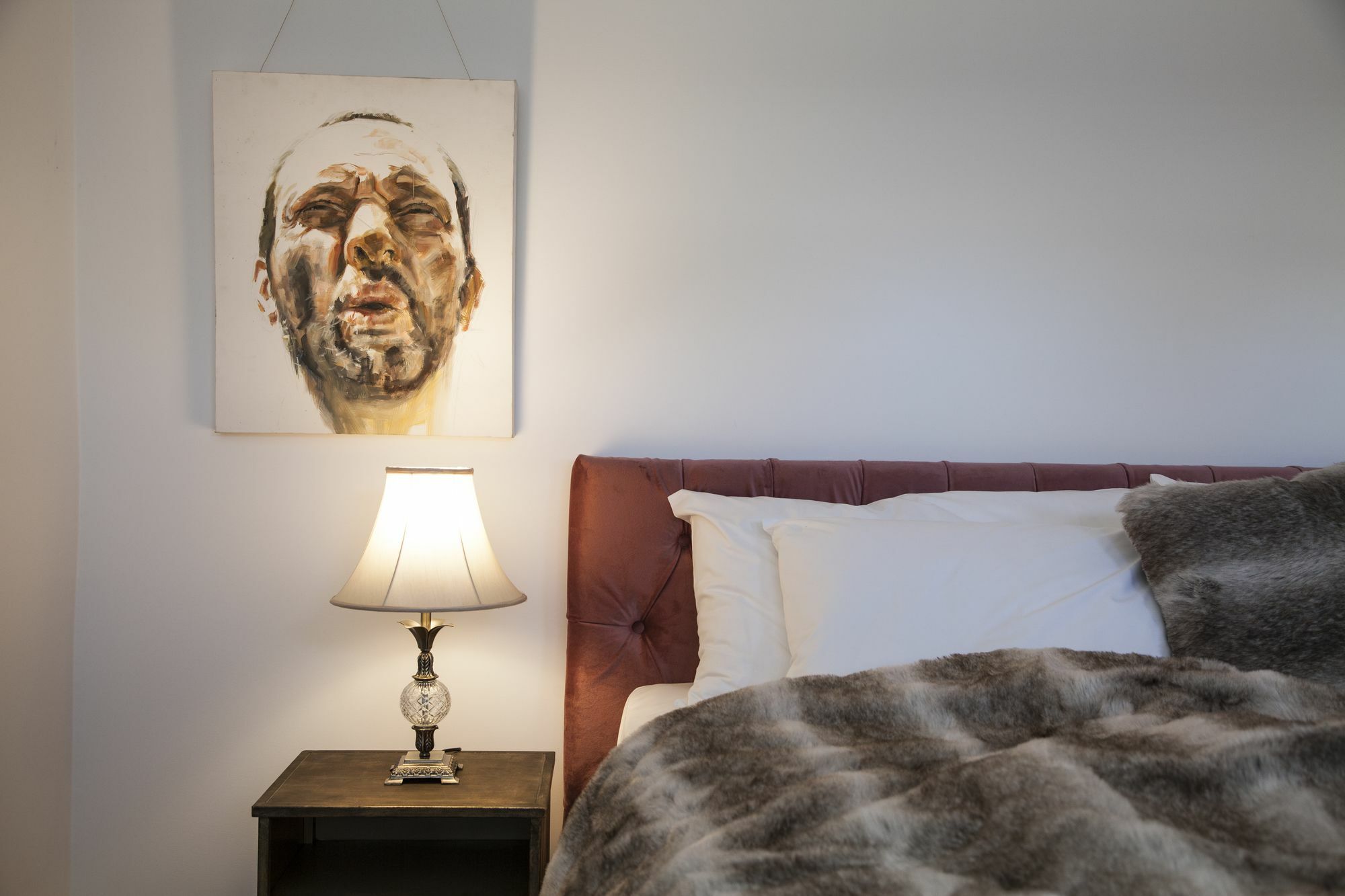 Daylesford Art Motel Luaran gambar A bedroom with a table lamp