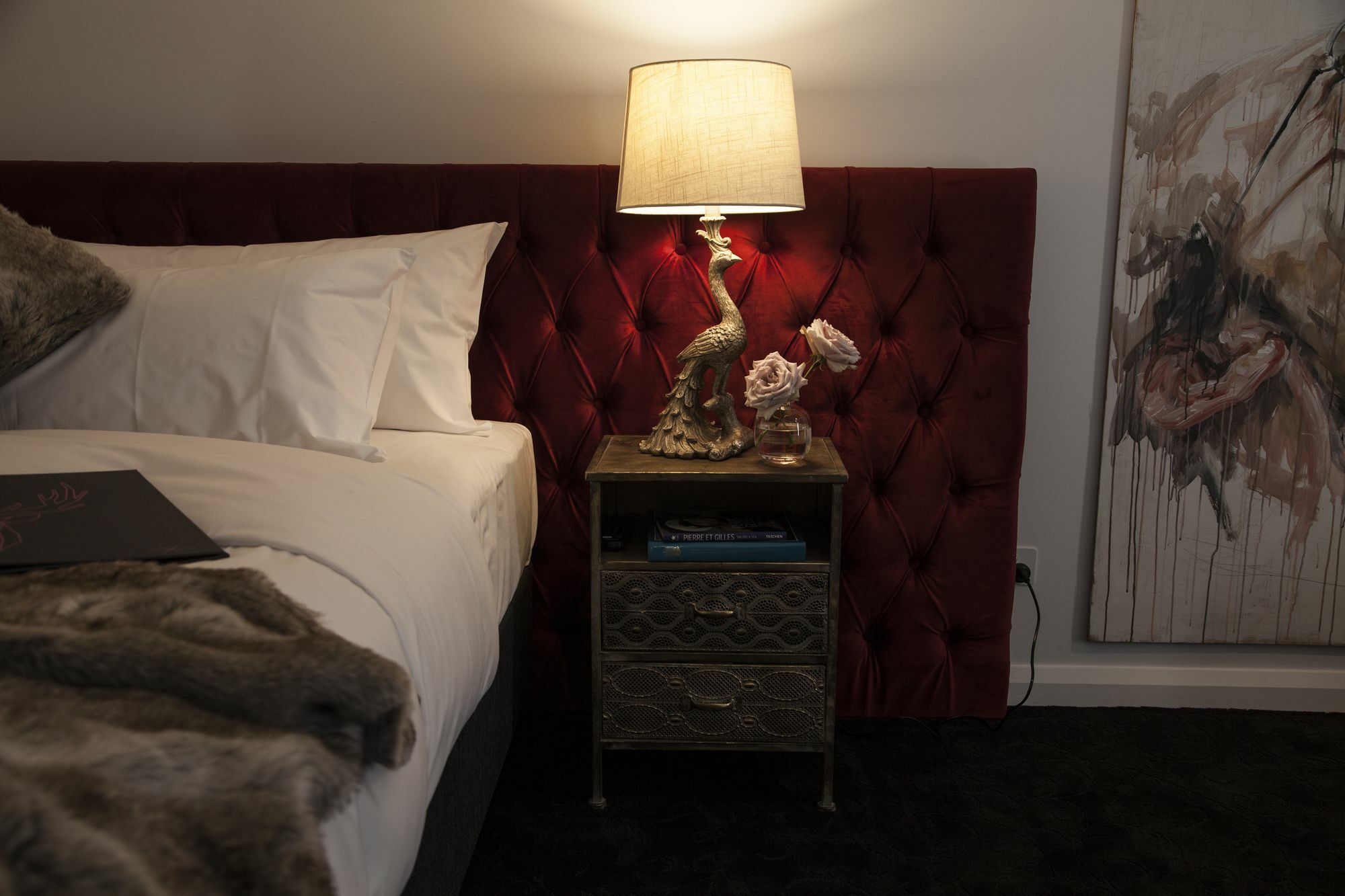 Daylesford Art Motel Luaran gambar A bedside table