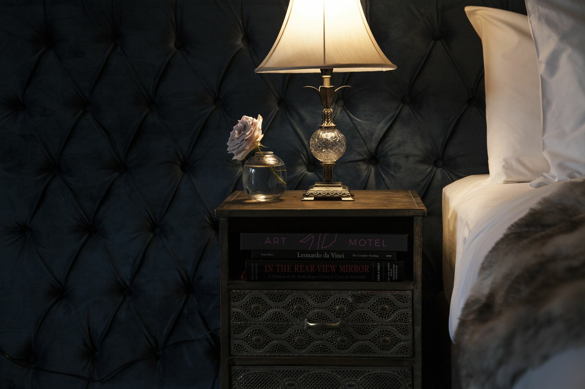 Daylesford Art Motel Luaran gambar A bedside table